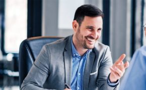 Zwei Männer unterhalten sich in Büroatmosphäre