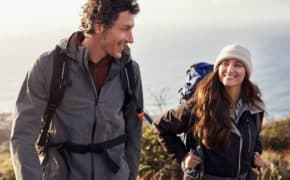 Mann und Frau wandern an der Küste.