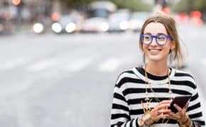 Frau mit blauer Brille und Goldkette