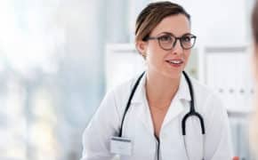 Eine Ärztin im Patientengespräch