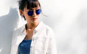 Junge Frau mit großer Sonnenbrille und blauen Gläsern