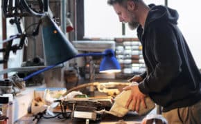 Ein Mann, der in seiner Werkstatt arbeitet.
