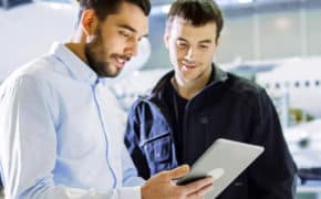 Zwei Männer unterhalten sich