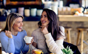 Zwei Frauen mit Kaffee