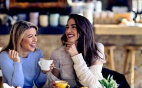 Zwei Frauen mit Kaffee