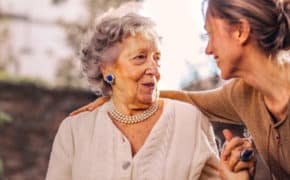 Alte und junge Frau gucken sich an