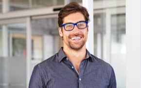 Mann mit Brille lacht