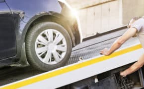 Ein Auto wird vom Abschleppdienst abgeholt.