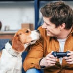 Mann mit Hund und Controller