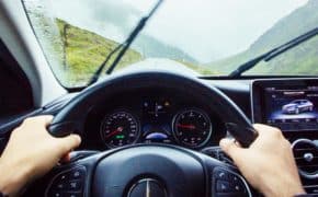 Ein Cockpit eines Autos aus Fahrersicht.