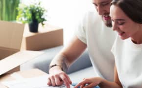 Mann und Frau packen Kartons aus