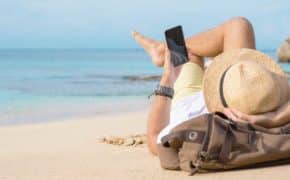 Eine Person, die an einem Sandstrand liegt.