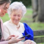 Frau mit Handy und Oma