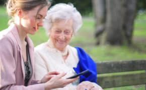 Frau mit Handy und Oma