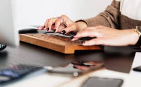 Frau tippt auf eine Tastatur