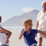 Großeltern mit Enkelkindern am Strand