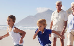 Großeltern mit Enkelkindern am Strand