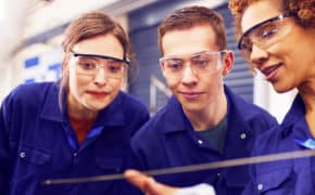 Auszubildende arbeiten zusammen an einem Projekt