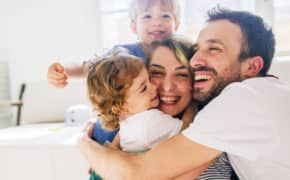 eine glückliche, vierköpfige Familie