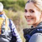 Eine Frau und ein Mann beim Wandern