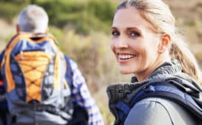 Eine Frau und ein Mann beim Wandern