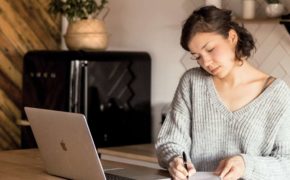 Frau mit Laptop