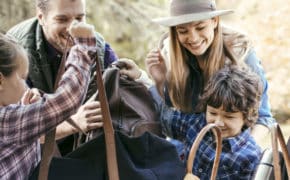 Familie mit Taschen