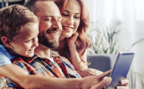 Familie sitzt zusammen und lacht